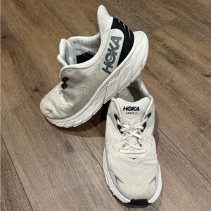 13 Wide Hoka Arahi 6 running shoes